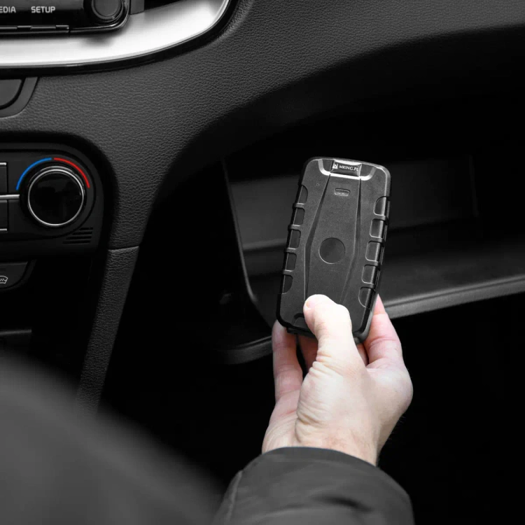 Lokalizator GPS MK76 zamontowany magnetycznie pod pojazdem