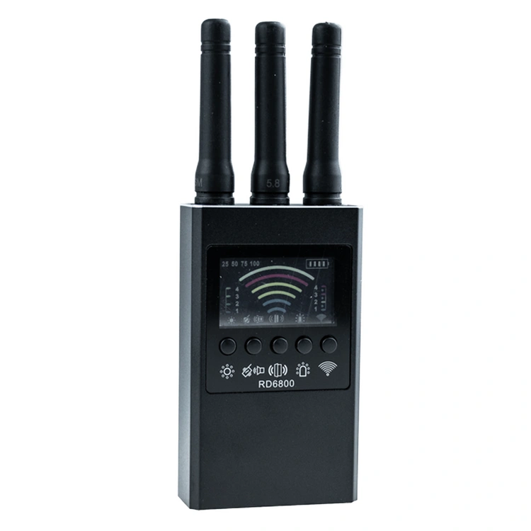Detektor podsłuchów RD-6800 z trzema antenami i kolorowym ekranem LCD prezentowany w dłoni