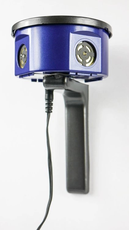 Zbliżenie na głośniki piezoelektryczne z mosiądzu i diody LED odstraszacza Quattro-LED