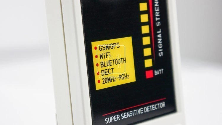 Detektor kamer i podsłuchów RF-950 PRO podczas skanowania biura pod kątem inwigilacji