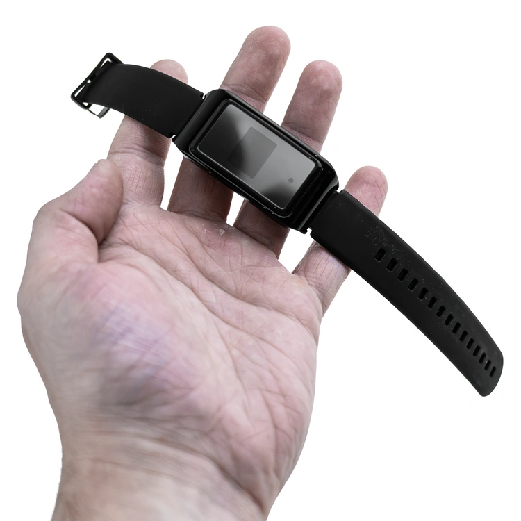 Mikroobiektyw ukryty w pasku opaski smartband D6V — zbliżenie