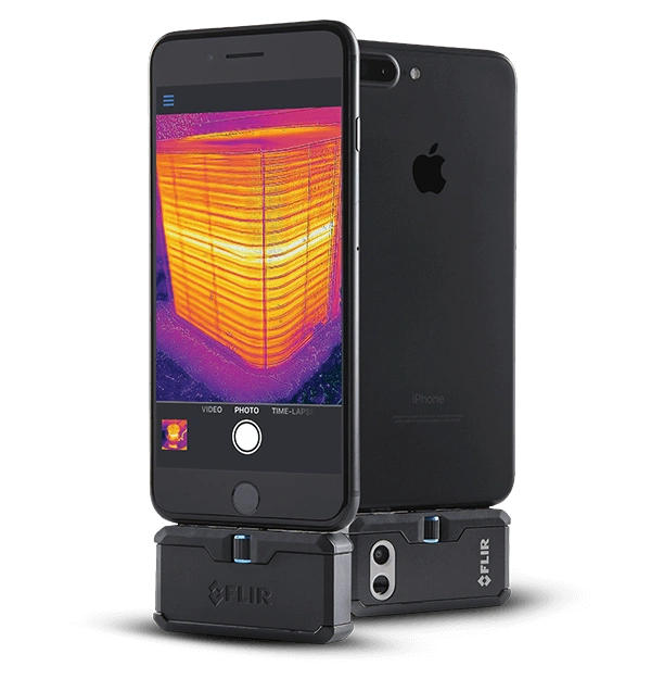 Kamera termowizyjna FLIR ONE Pro podłączona do smartfona z obrazem termowizyjnym na ekranie