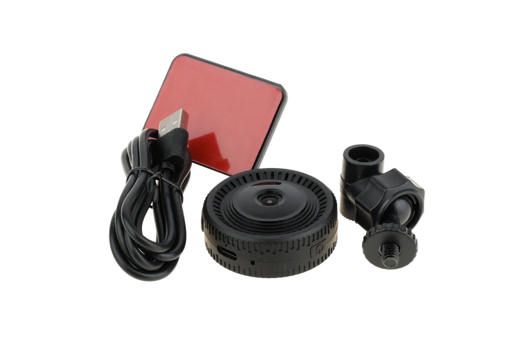 Kamera C8 z widok na port USB-C i slot na kartę microSD