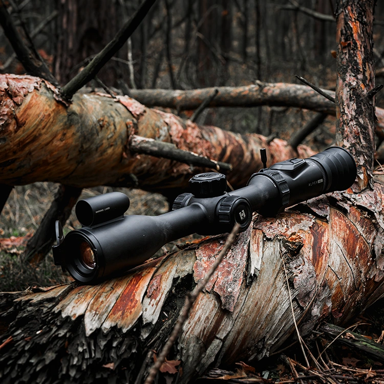 Celownik noktowizyjny Alpex Pro w lesie