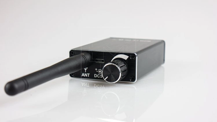 Metalowa ekranowana obudowa wykrywacza WYK-302 – zbliżenie na konstrukcję urządzenia z anteną zewnętrzną i diodami LED sygnalizacyjnymi