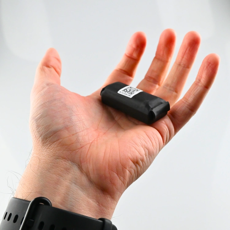 Lokalizator MICRO GPS S7 pokazujący kompaktowe wymiary 55x25x15mm