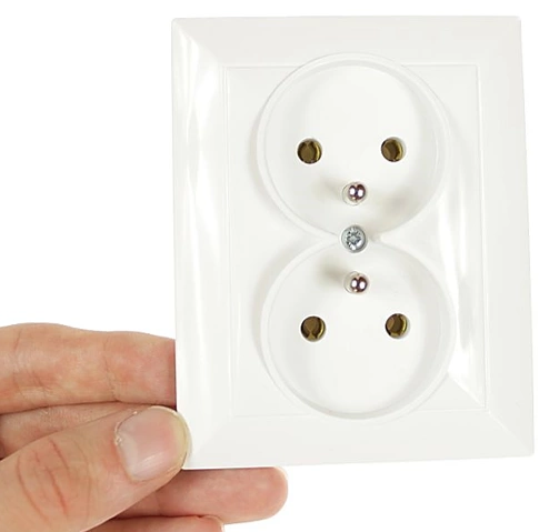 Podsłuch GSM ukryty w gniazdku elektrycznym – wygląd identyczny ze standardowym gniazdem sieciowym, gniazdo SIM ukryte wewnątrz