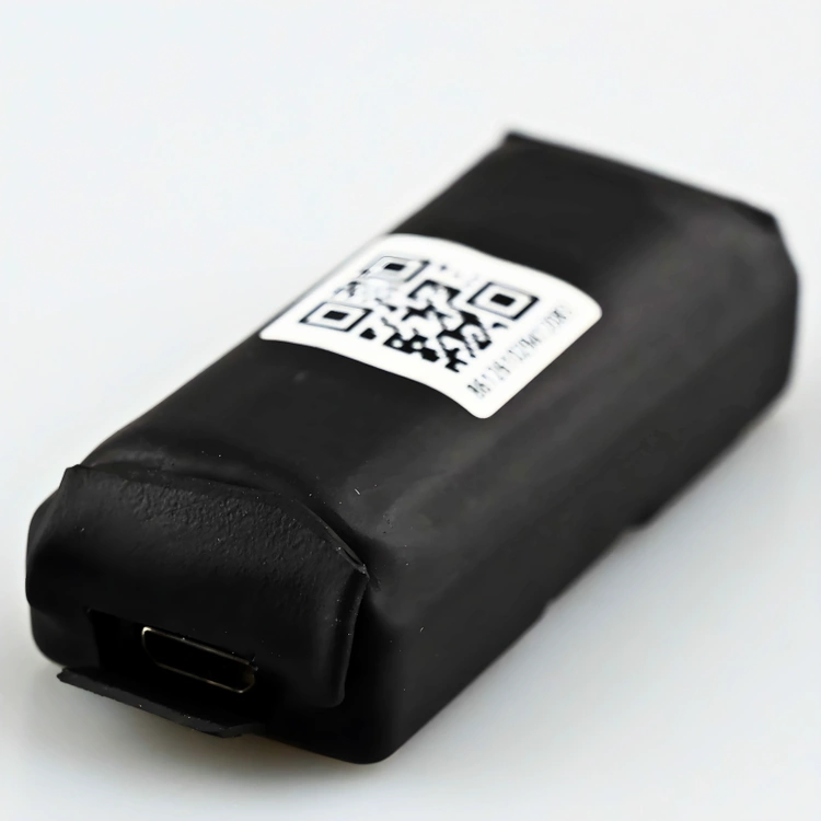 Lokalizator MICRO GPS S7 z widocznym portem micro USB do ładowania