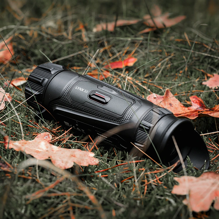 Hikmicro Lynx 3.0 LQ35 leżący na liściach