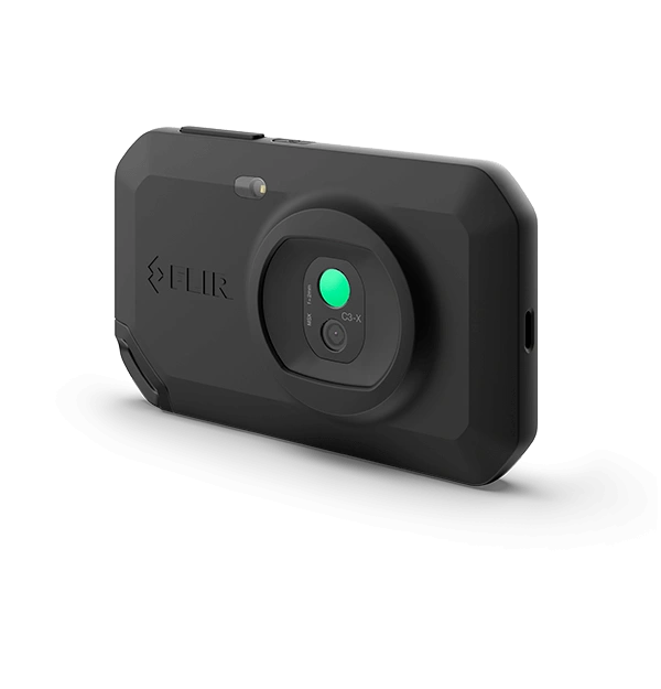 Kamera termowizyjna FLIR C3-X trzymana w dłoni podczas inspekcji w trudno dostępnym miejscu