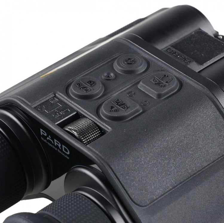 Myśliwy korzystający z lornetki PARD Osprey 4K podczas nocnej obserwacji w terenie