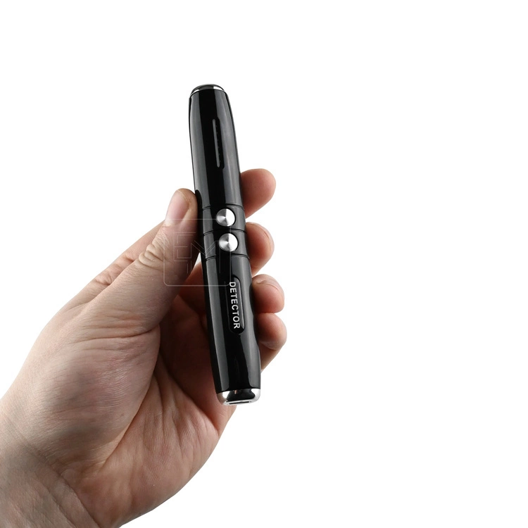 Użytkownik skanuje wnętrze samochodu wykrywaczem MK8 – widoczne podświetlone diody LED wskaźnika sygnału podczas przeszukiwania schowka