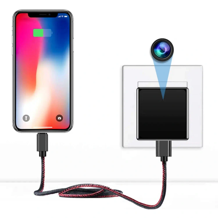 zasilacz wpięty w gniazdko w ukrytą kamerą