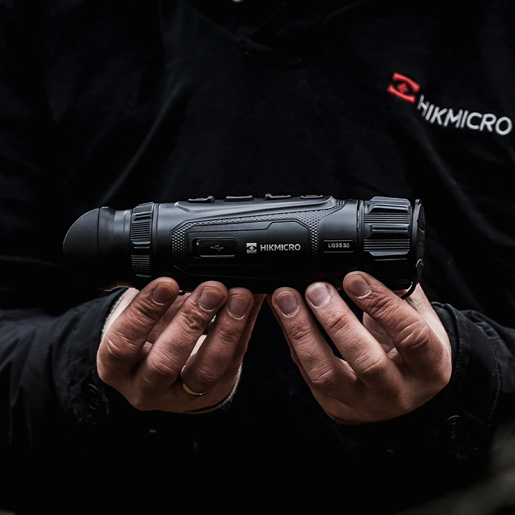 Hikmicro Lynx 3.0 LQ35 trzymany w rękach