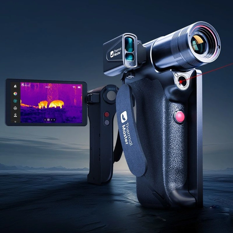 Obrotowy ekran 5 cali monokularu ThermalMaster DV3 – widok ekranu FHD z obrazem termowizyjnym podczas obserwacji nocnej