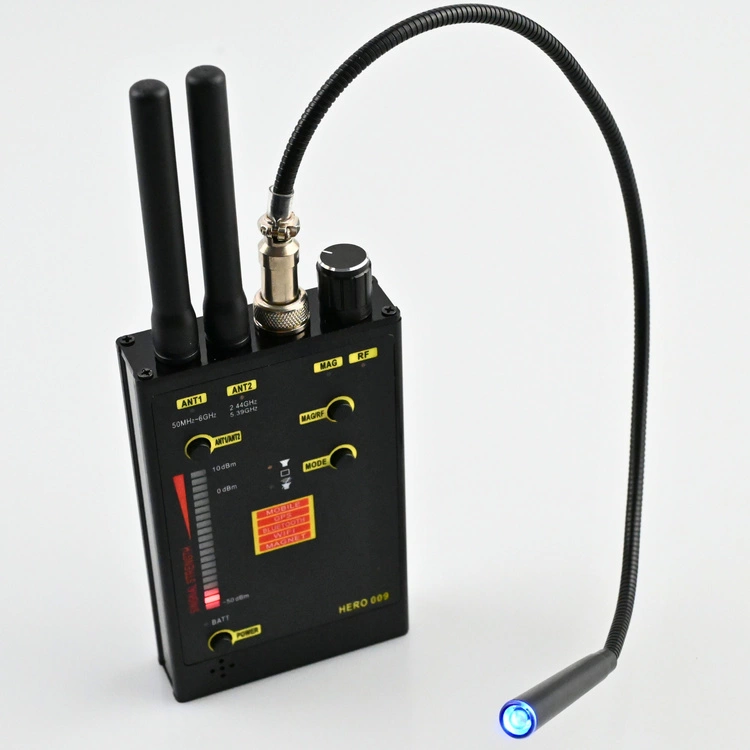 Wykrywacz HER0009 podczas skanowania wnętrza samochodu w poszukiwaniu lokalizatora GPS