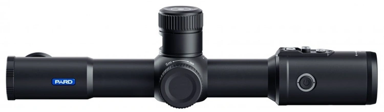 Celownik PARD Pantera 384 25 mm zamontowany na sztucerze podczas nocnej obserwacji w lesie