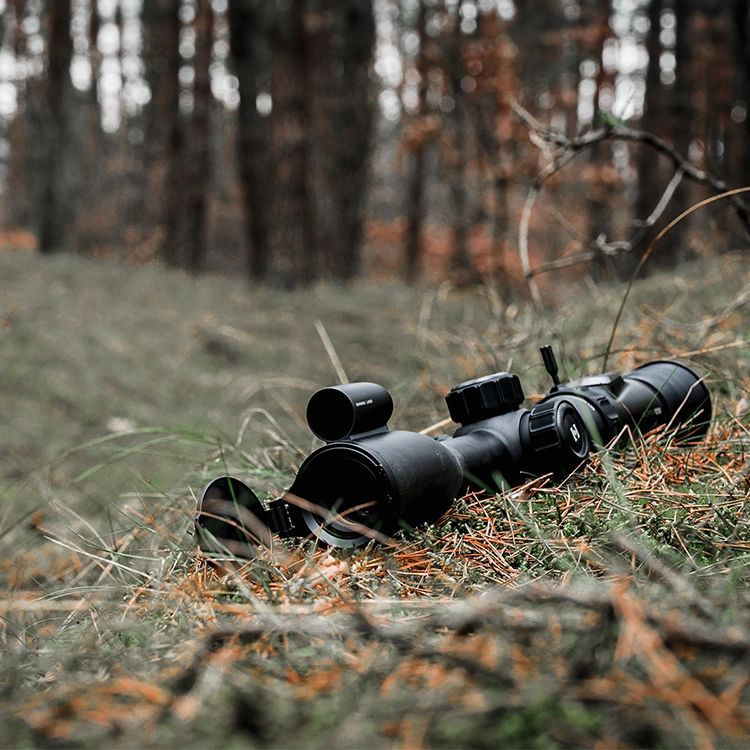 Celownik Alpex Pro leżący w trawie