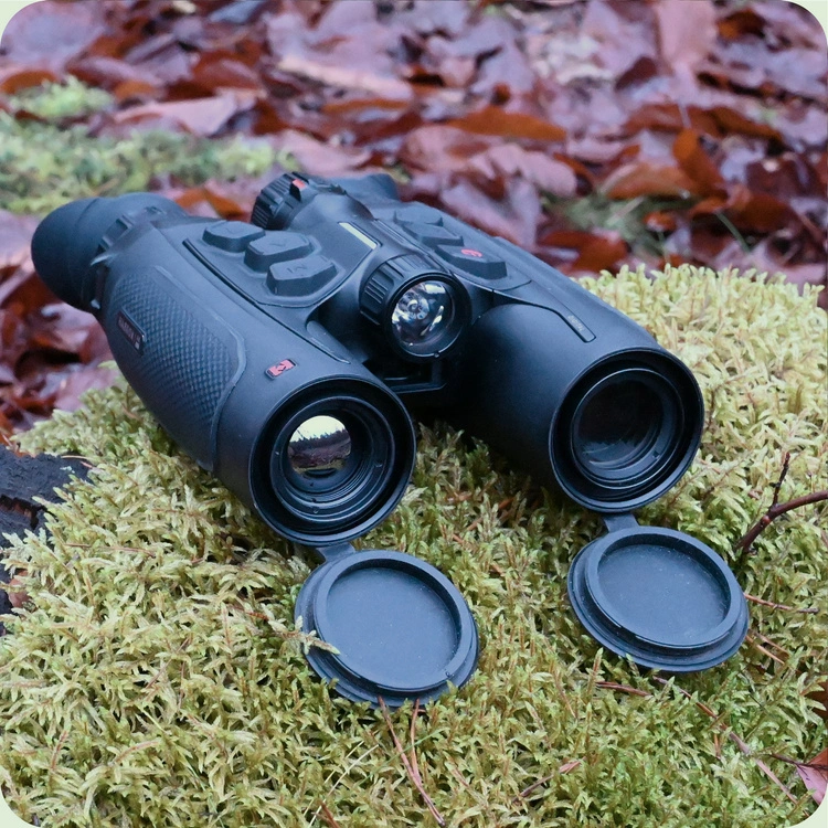 Habrok 4K 2.0 leżący na trawie