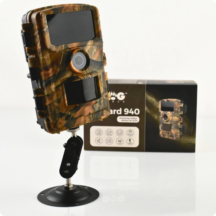 Fotopułapka DOGTRACE D-Guard 940 zamontowana na drzewie w lesie