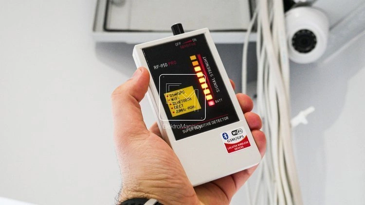 Detektor kamer i podsłuchów RF-950 PRO podczas skanowania biura pod kątem inwigilacji