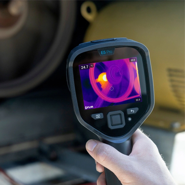 Kamera termowizyjna FLIR E5 Pro trzymana w dłoni z widocznym ekranem termowizyjnym instalacji elektrycznej