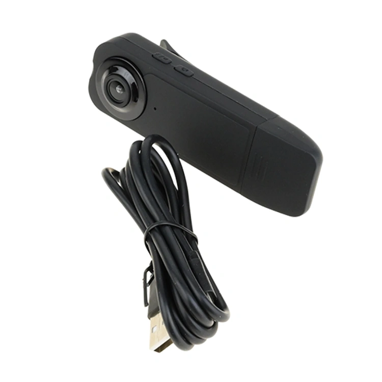 Mini kamera A18 obok karty microSD i kabla USB, widok akcesoriów