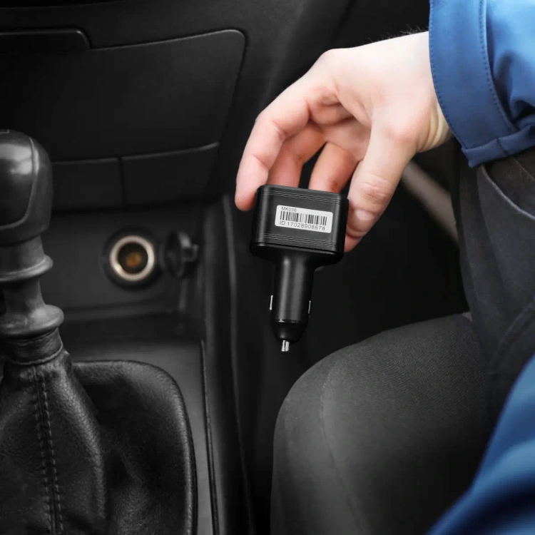 Lokalizator MK036 podłączony do gniazda zapalniczki w samochodzie