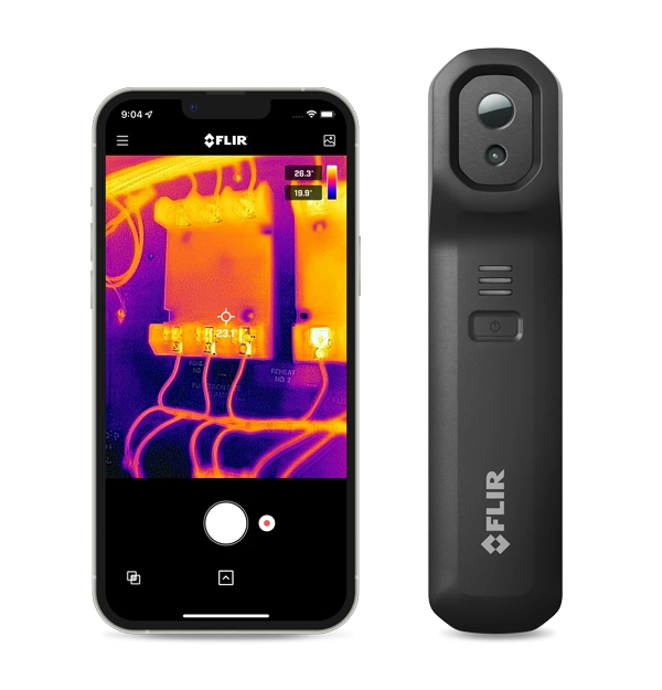 Bezprzewodowa kamera termowizyjna FLIR ONE Edge Pro obok smartfona z aplikacją FLIR One