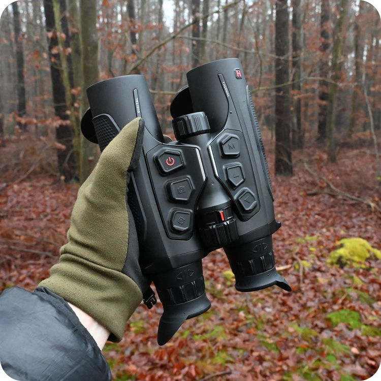 Habrok 4K 2.0 Hikmicro trzymany w dłoni na tle drzew