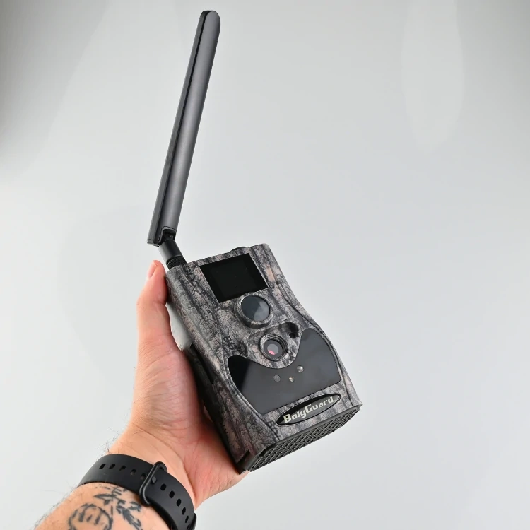 Fotopułapka HC-BG584 trzymana w dłoni