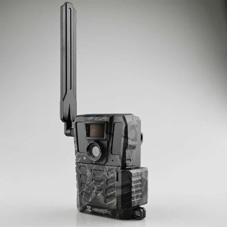 Fotopułapka Hikmicro M15 z zamontowaną anteną