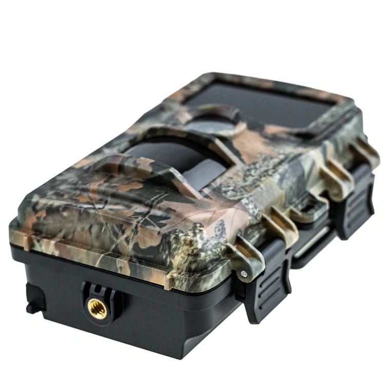 Fotopułapka DOGTRACE D-Guard 940 zamontowana na drzewie w lesie