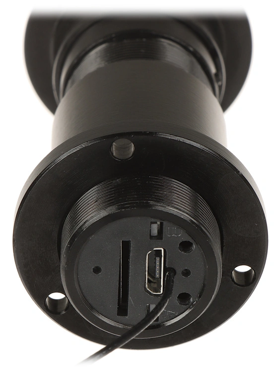 Montaż kamery wizjera w otworze drzwi wejściowych, widoczny metalowy korpus kamery