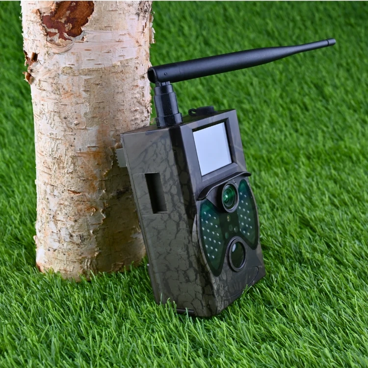 Fotopułapka GSM HC-300M V3 16MPX – Kamera Leśna oparta o pień drewna