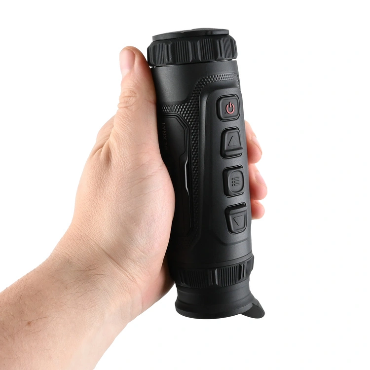 Termowizor Hikmicro Lynx LH19 3.0 trzymany w ręce