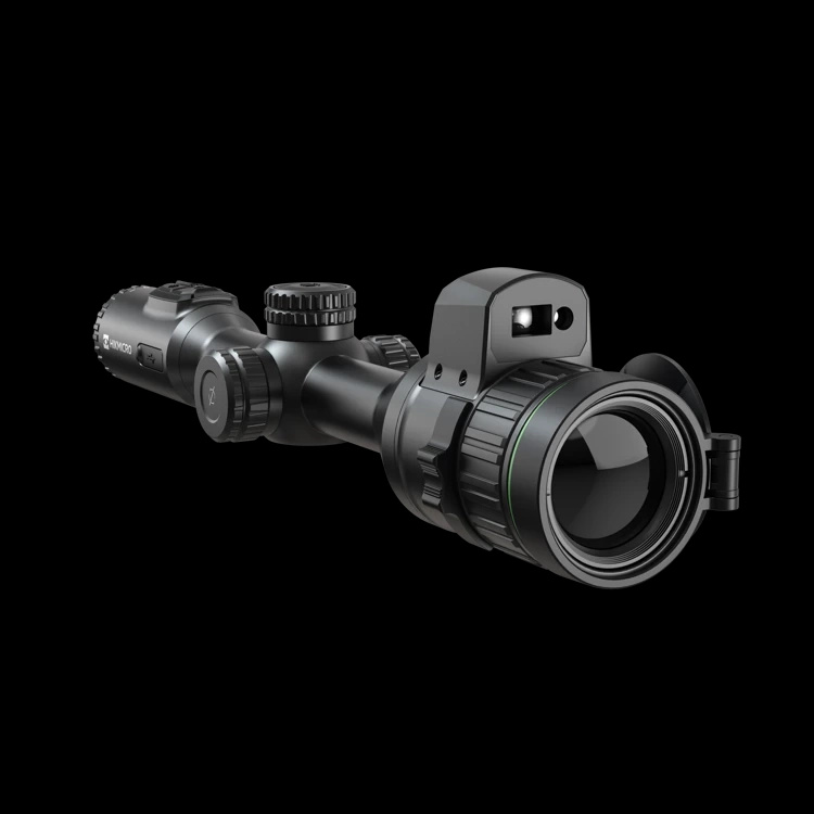 Celownik noktowizyjny HIKMICRO Alpex A50EL 4K LRF z akcesoriami na białym tle