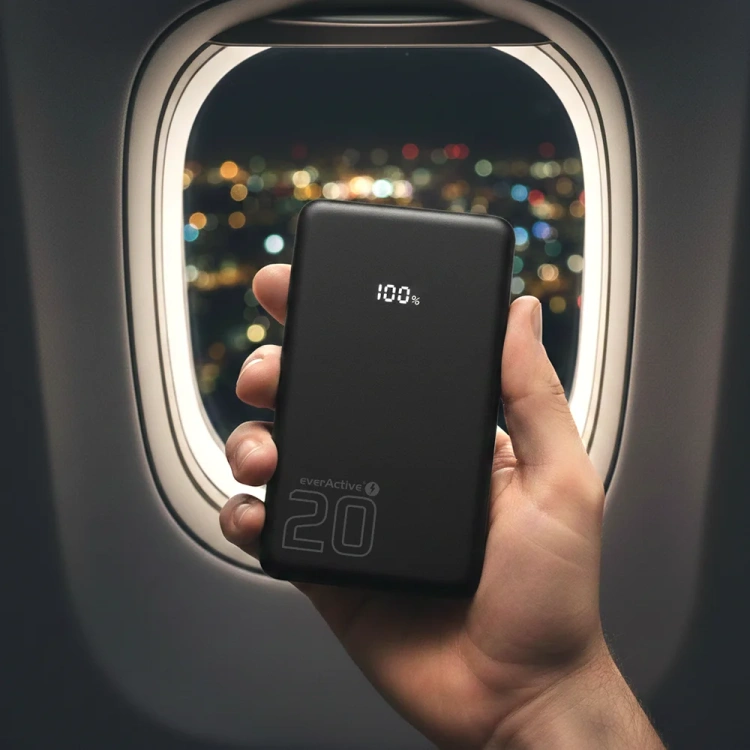 Powerbank everActive Energy Bank EB-22QB 20000 mAh na tle okna w samolocie